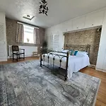 Spacious Town House With Swimming Pool