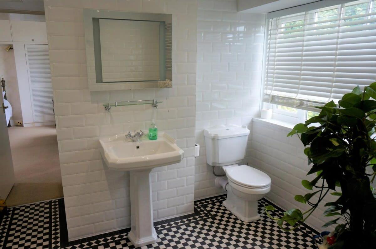 Spacious Town House With Swimming Pool Plymouth