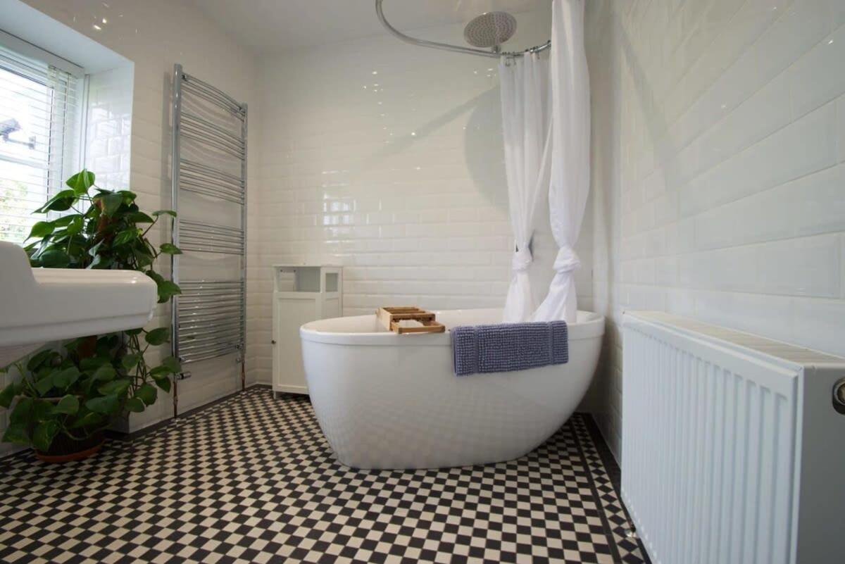 Holiday home Spacious Town House With Swimming Pool *
