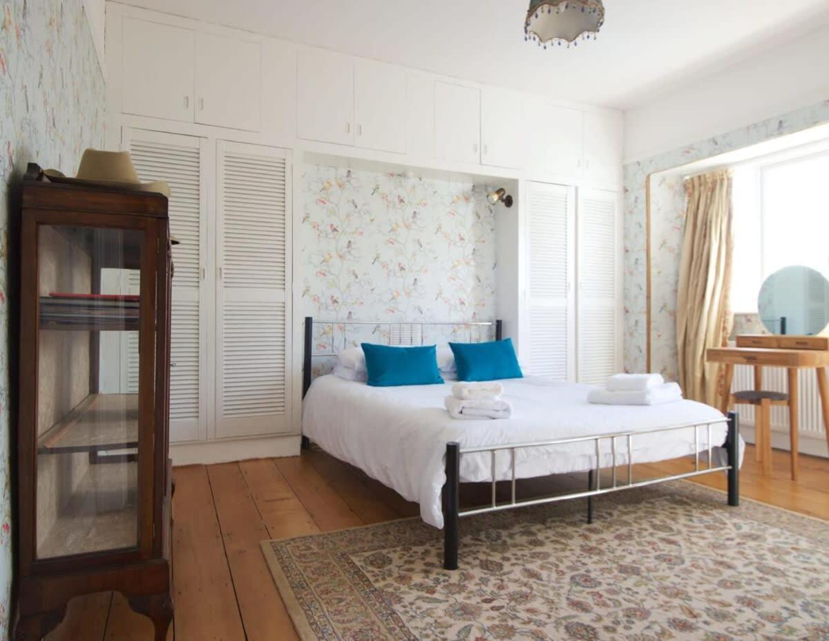 Holiday home Spacious Town House With Swimming Pool *