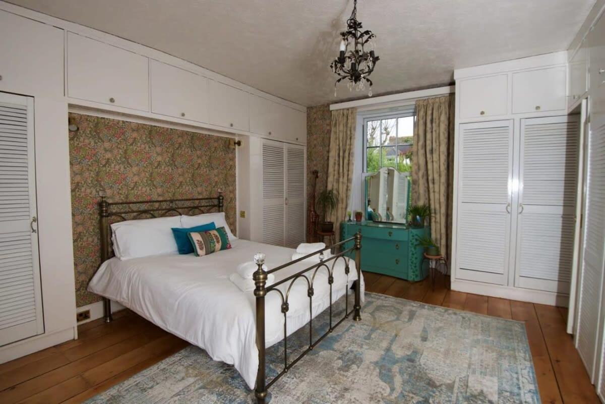 Holiday home Spacious Town House With Swimming Pool