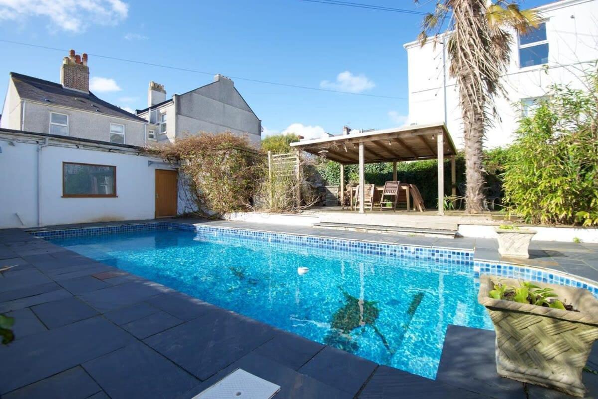 Spacious Town House With Swimming Pool